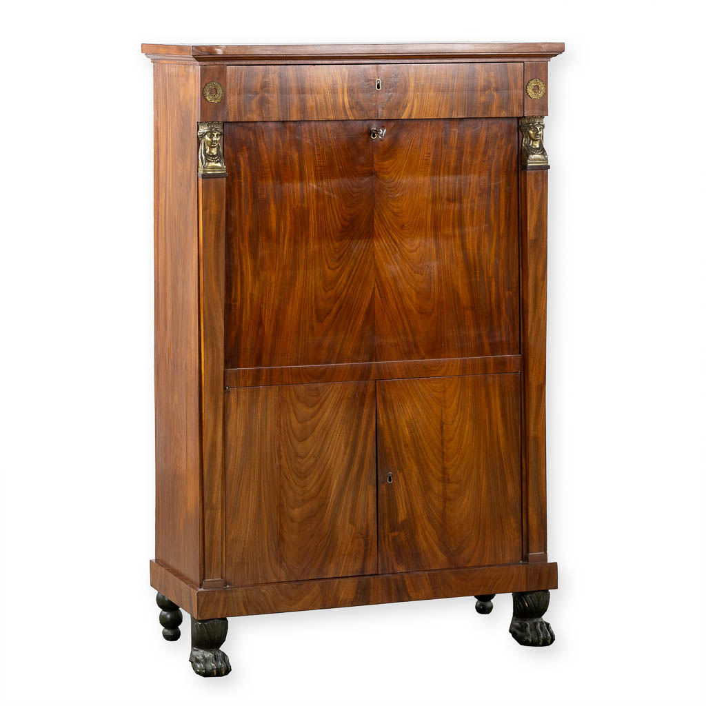 Een antieke secretaire in Empire stijl, 19de eeuw. (L:46 x W:97 x H:149 cm)