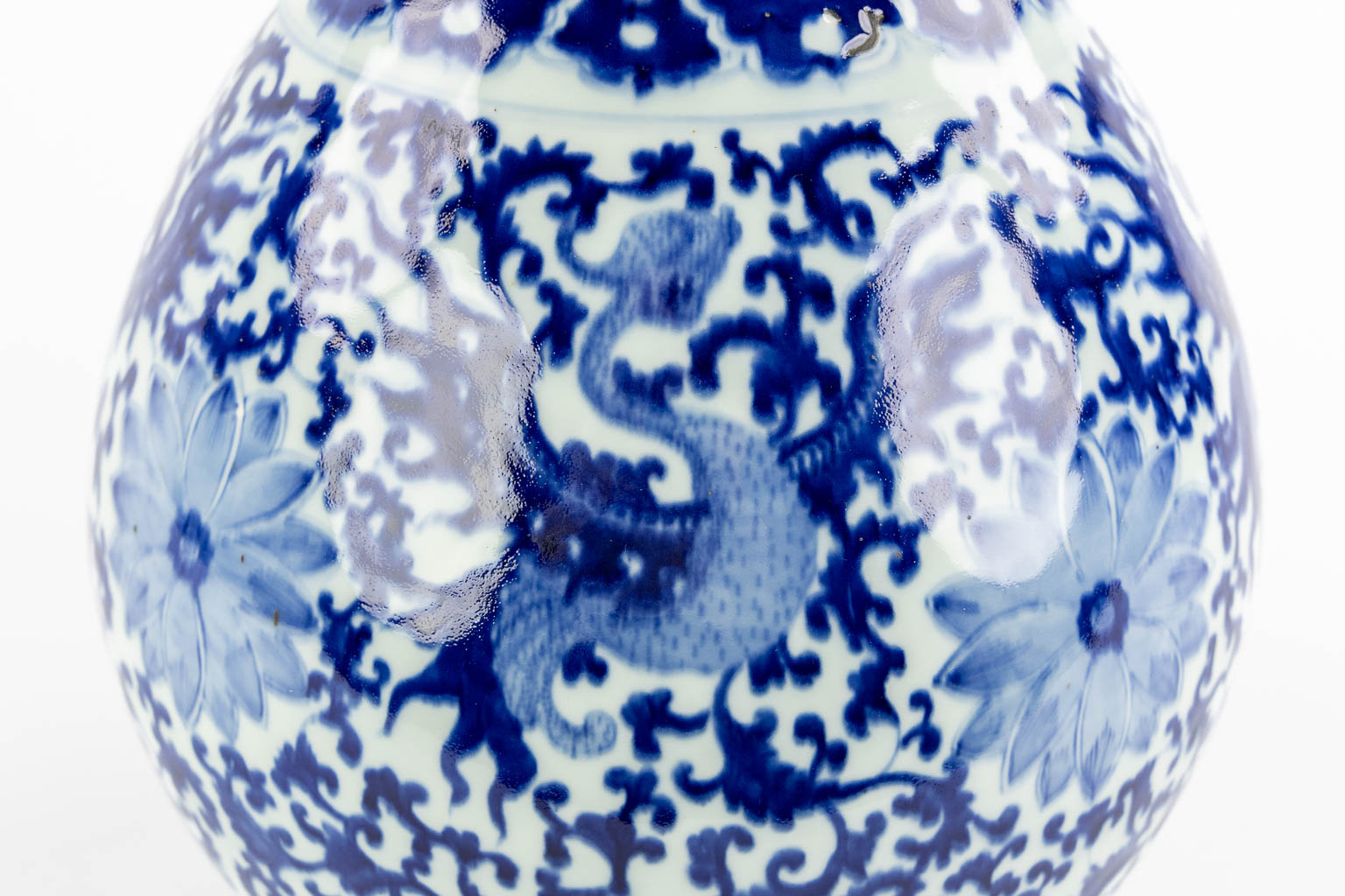 A large Chinese vase, blue-white with a floral decor. (H:61 x D:24 cm)