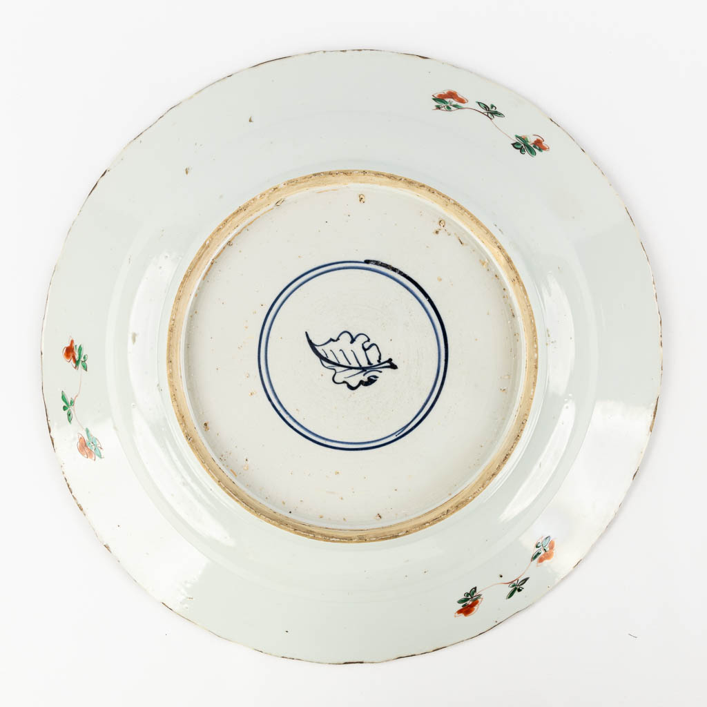 A Chinese Famille Verte plate, Kangxi period. Added a Samson plate. (H:5,5 x D:38 cm)