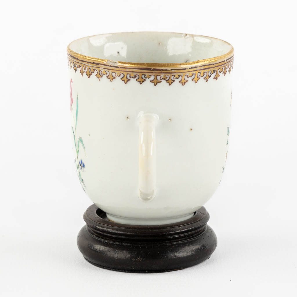 A Chinese export porcelain cup with a heraldic image, Qianlong. (L:6 x W:8,6 x H:6,5 cm)