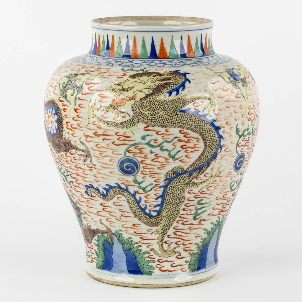 A Chinese Wucai vase with a dragon decor, 19th C.