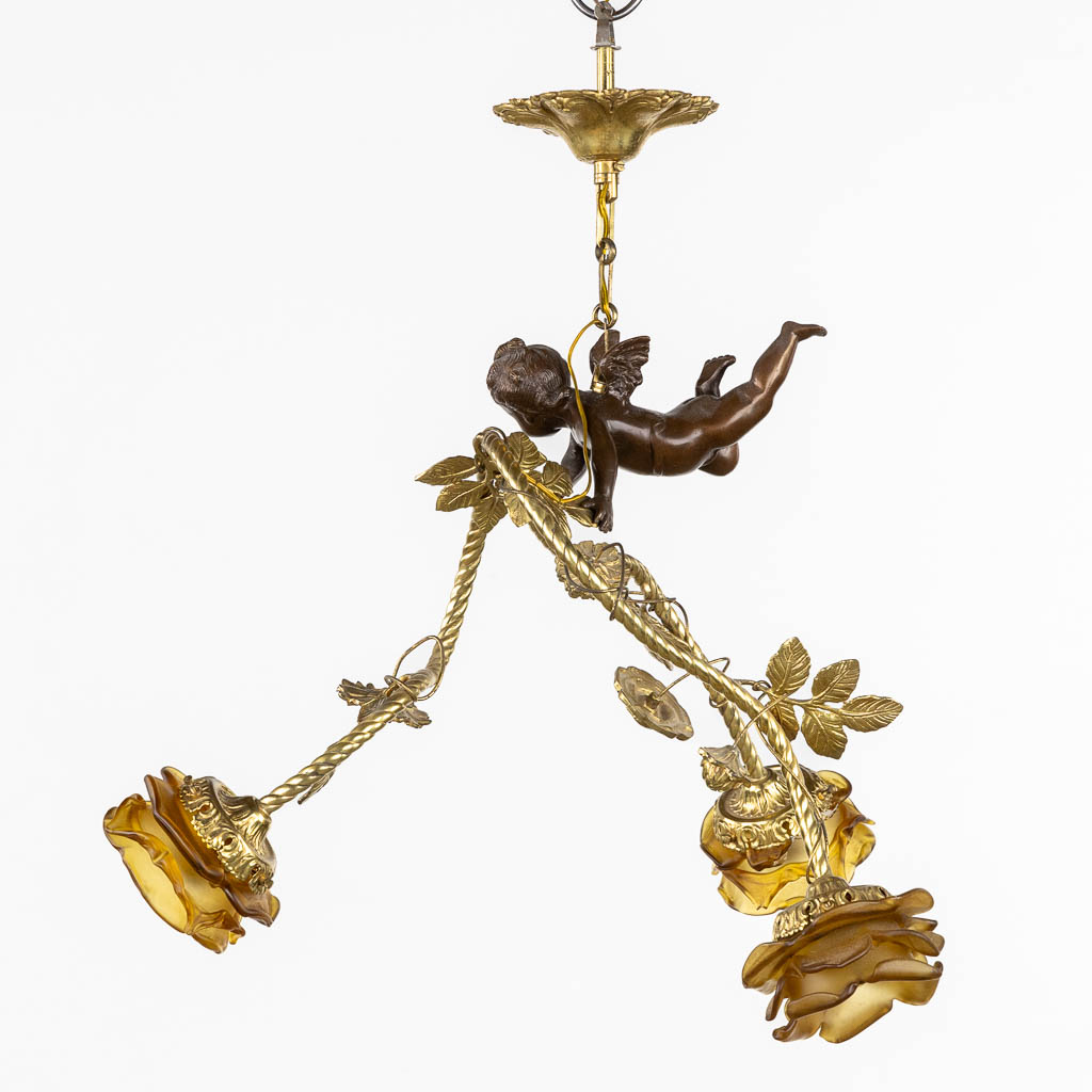 A decorative chandelier with a putto and glass roses. (L:39 x W:44 x H:57 cm)