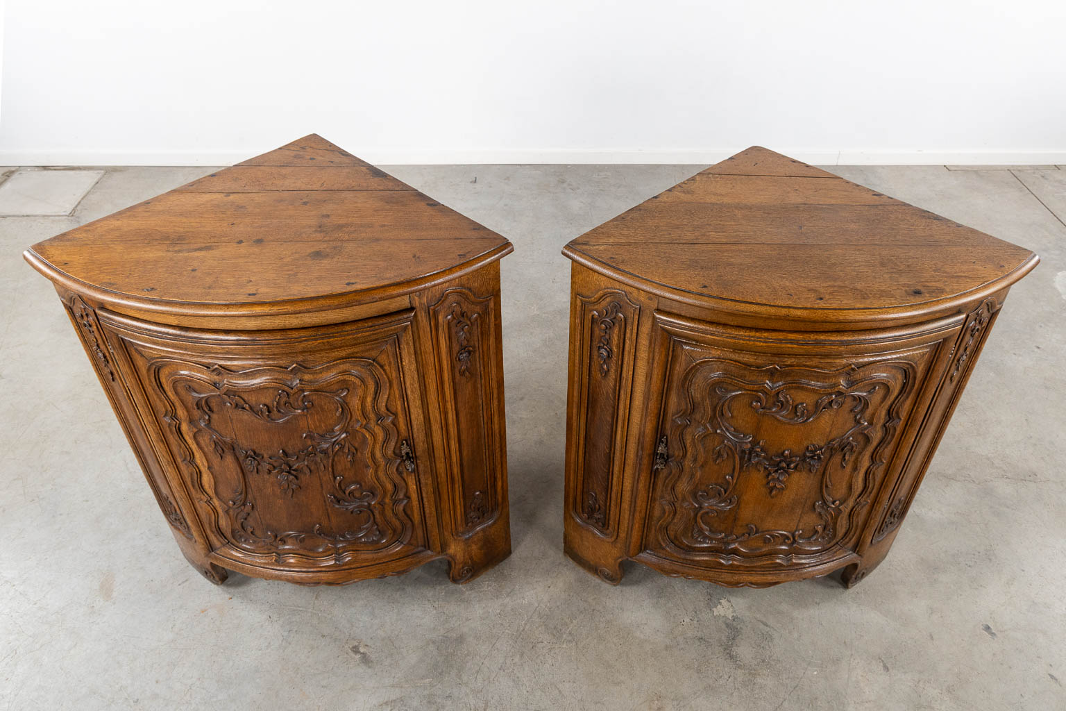 A pair of corner cabinets, sculptured oak, Louis XV stijl. 19de eeuw. (L:63 x W:63 x H:97 cm)