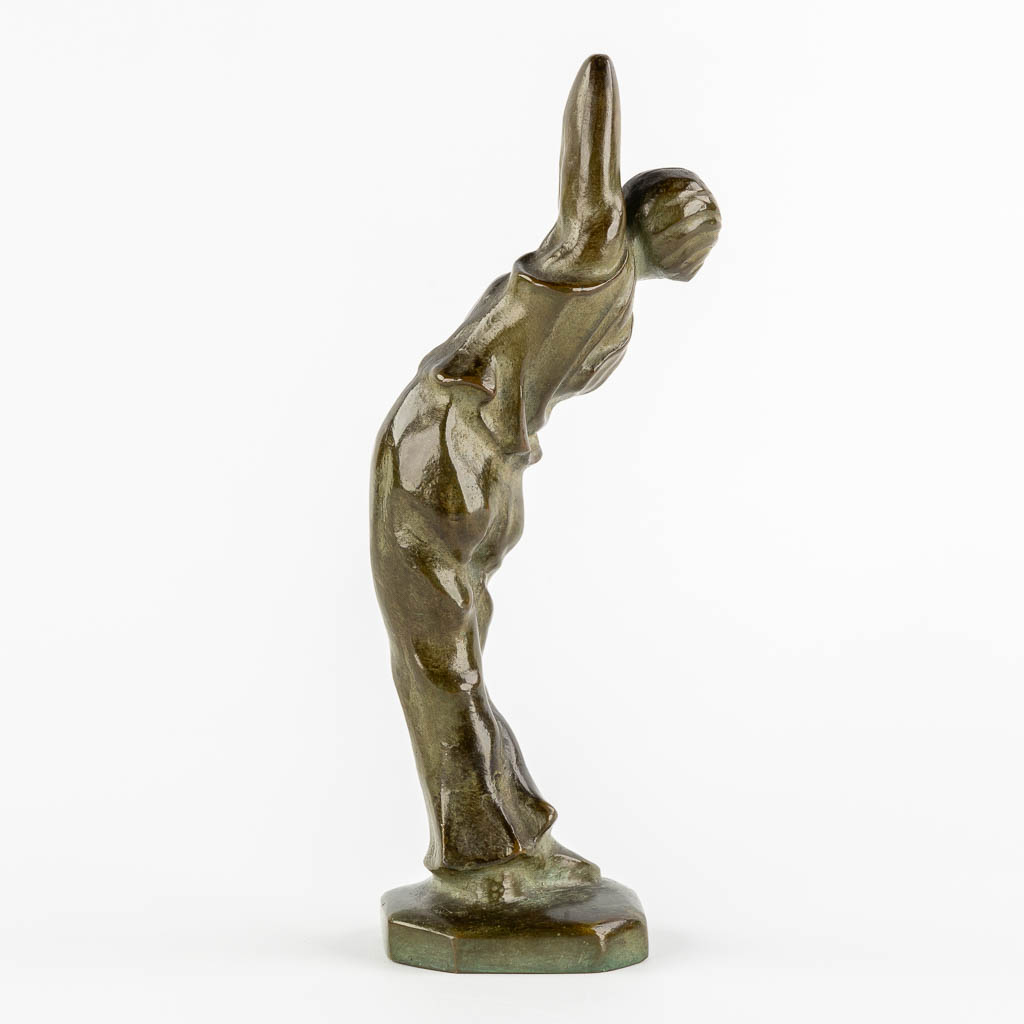 Een figuur van een leunende dame, gepatineerd brons. Art Deco. (H:27 cm)