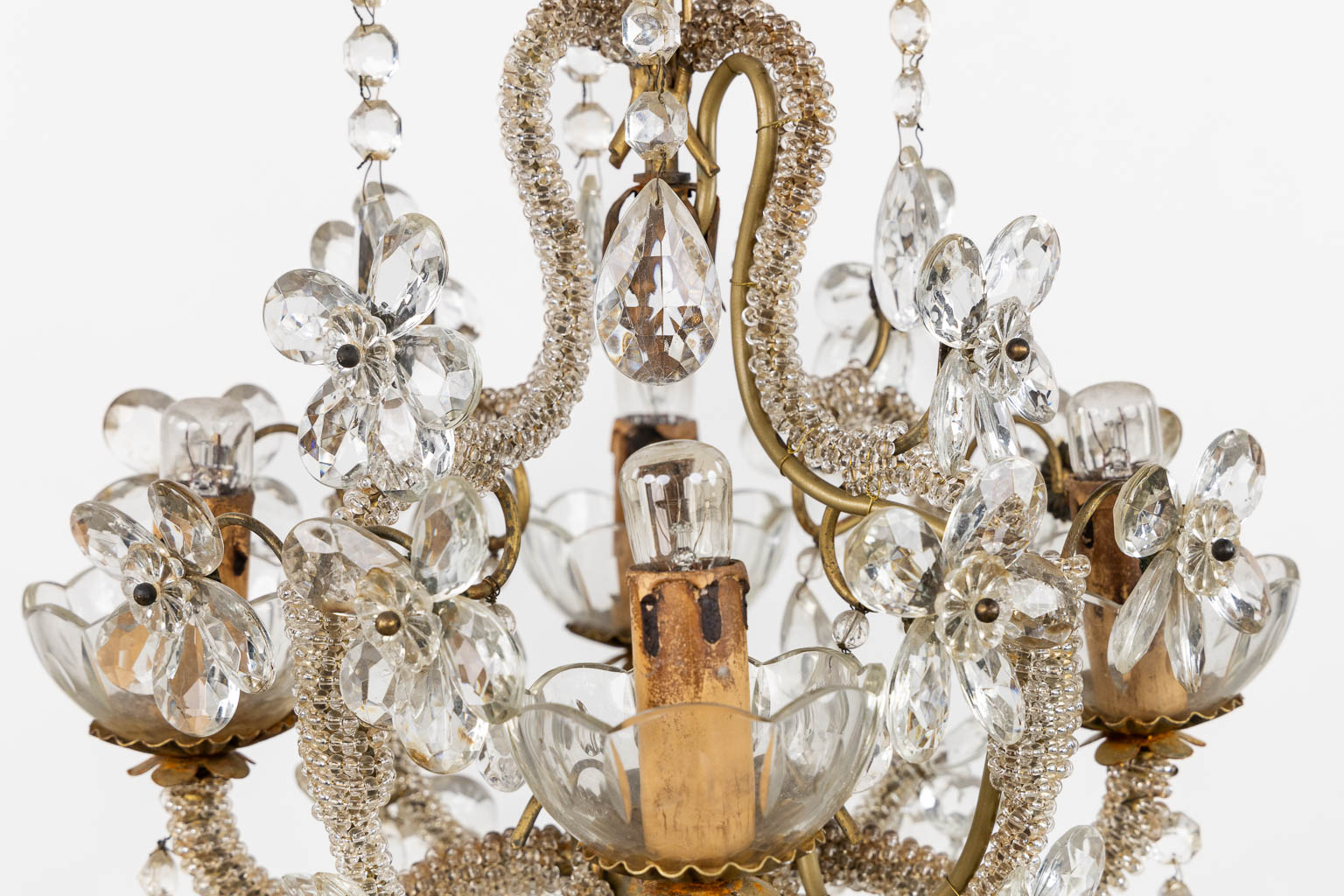 An attractive chandelier with glass flowers. (H:50 x D:36 cm)