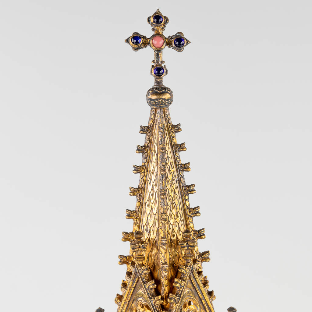 A large Tower Monstrance, gilt brass in a gothic revival style. Probably  Bourdon, Ghent. 20ste eeuw. (L:20 x W:26 x H:72 cm)