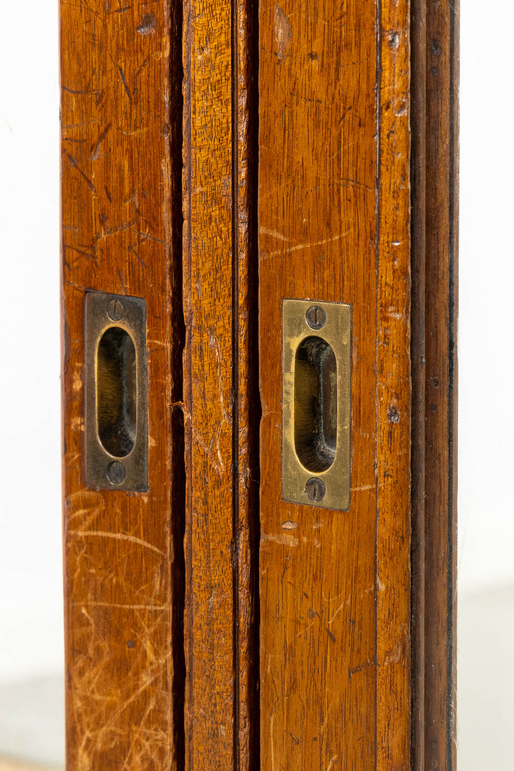 An antique English shop display cabinet, shop counter, Showcase. Brass, wood and glass. (L:62 x W:245 x H:92 cm)