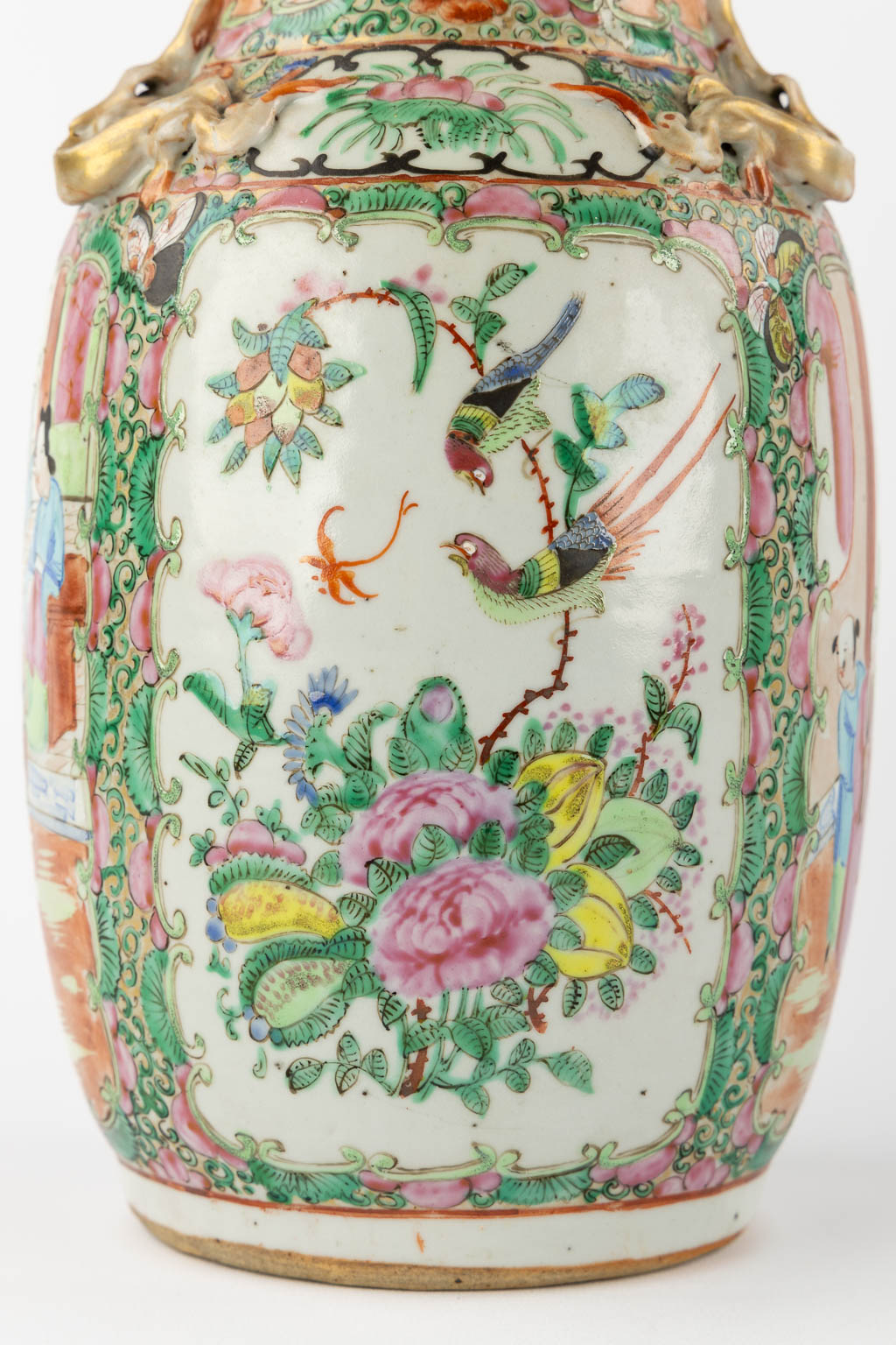 A pair of Chinese Canton vases, decorated with figurines and fauna/flora. (H:33 x D:16 cm)