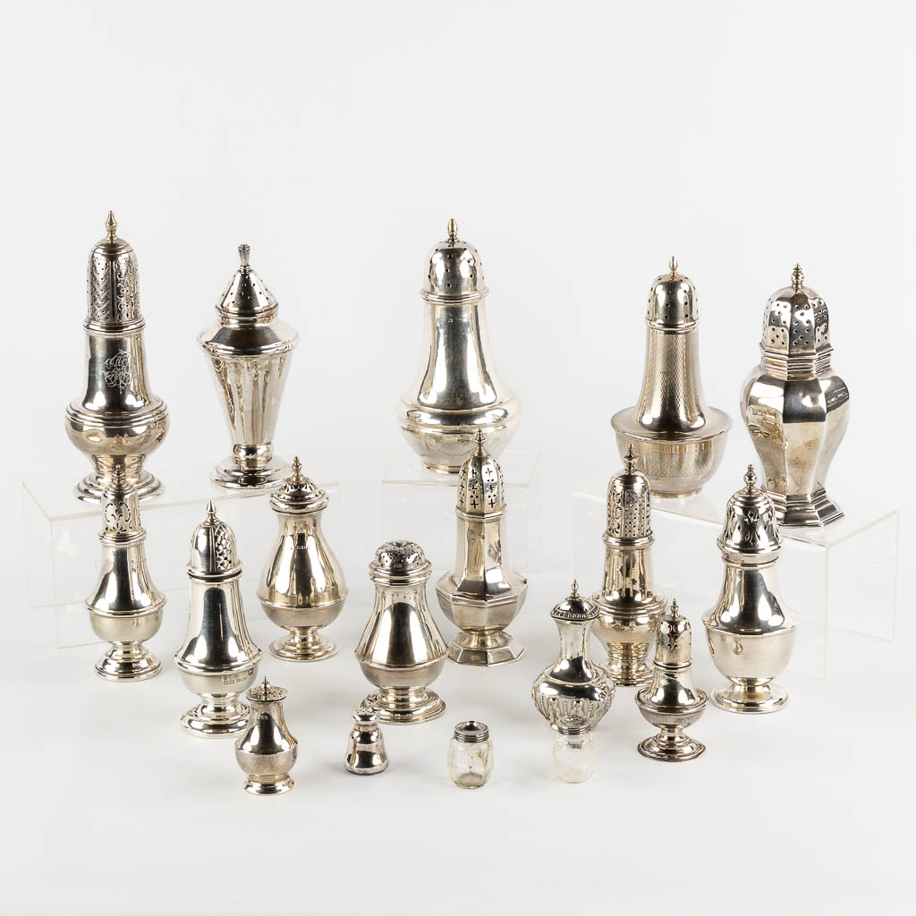 A large collection of silver sugar casters, pepper and salt jars. UK. (H:19,5 cm)