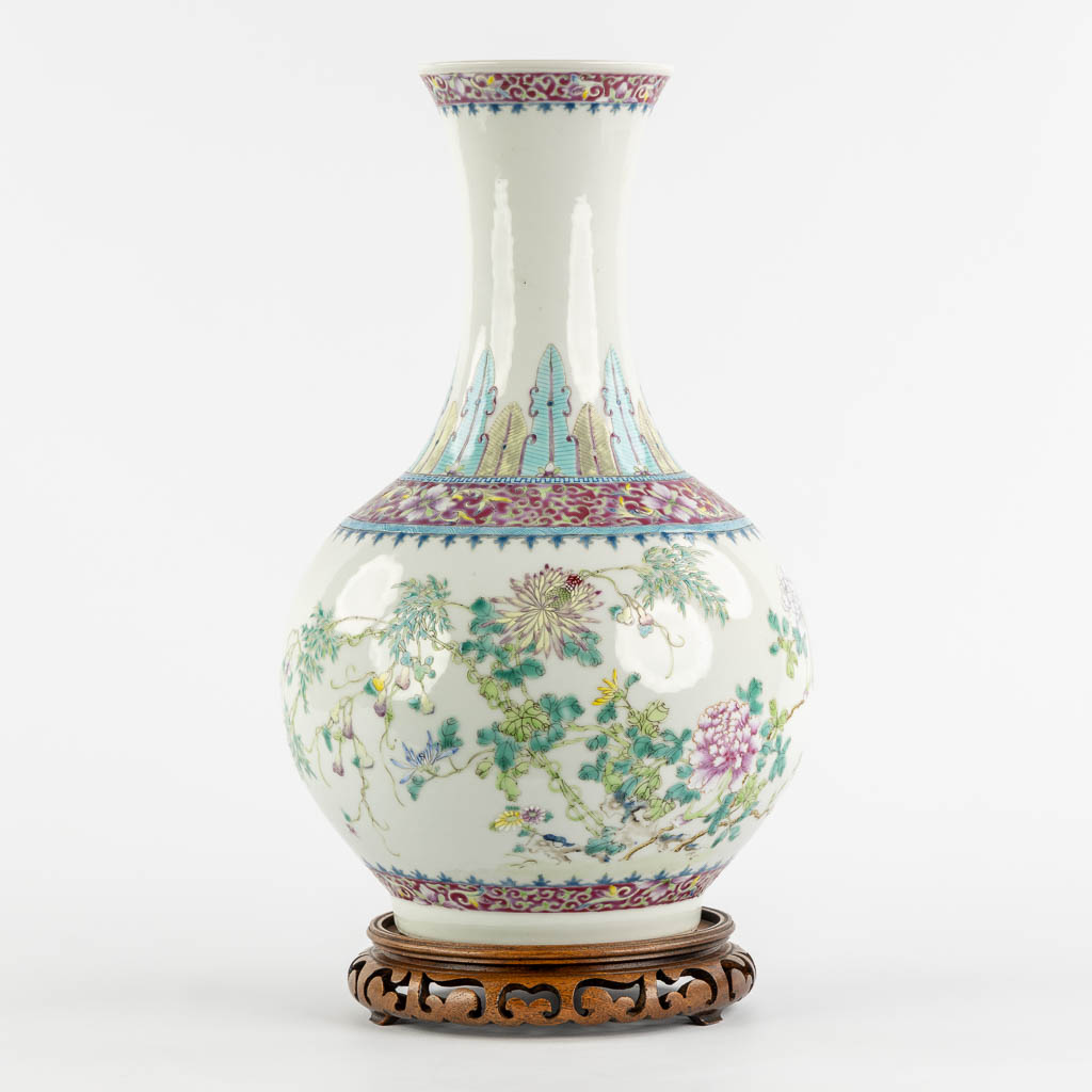 A Chinese vase with a floral decor, late republic, circa 1900. (H:39 x D:21 cm)