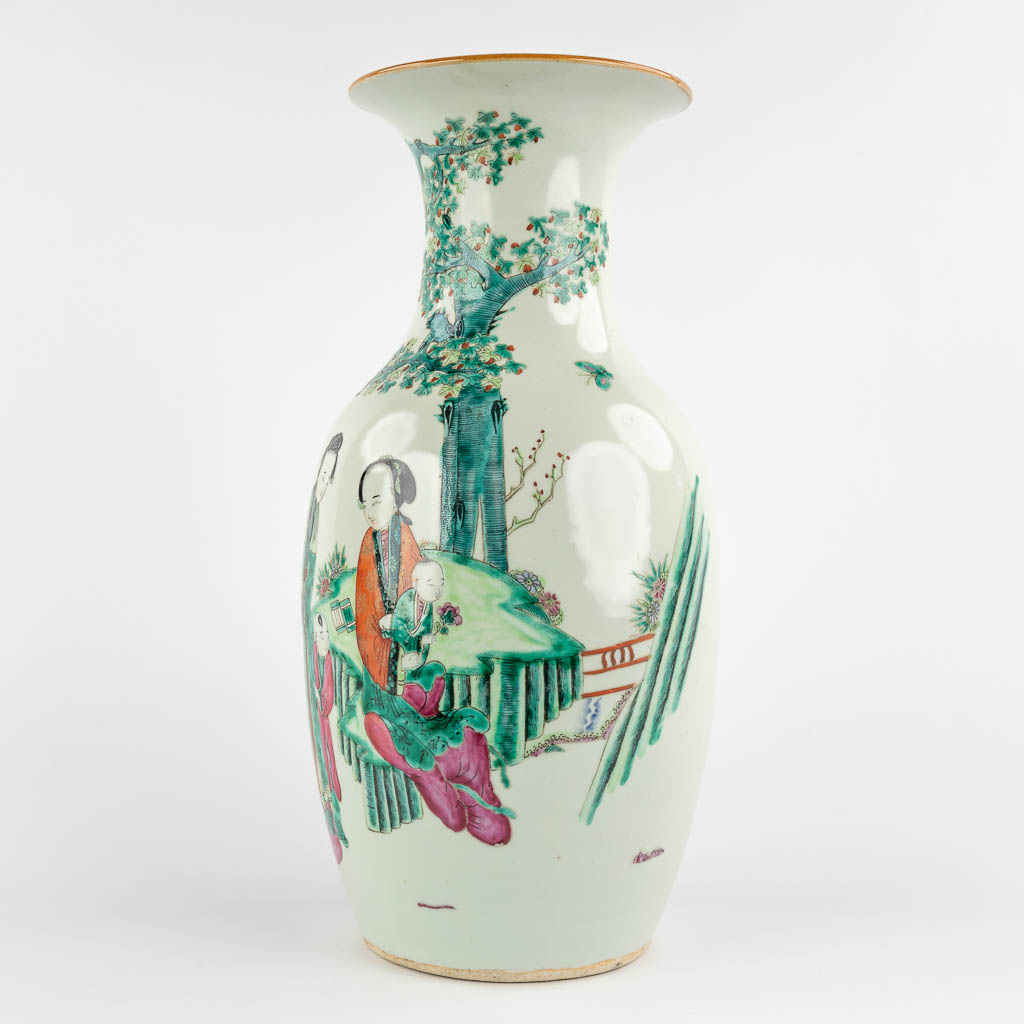 A Chinese vase decorated with ladies and children, 19th/20th C. (H:44 x D:21 cm)