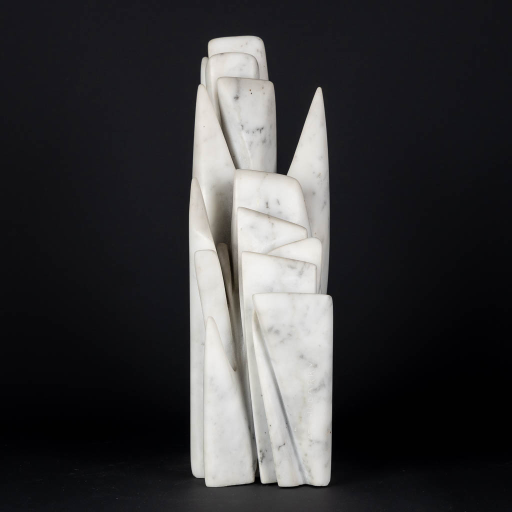 Pablo ATCHUGARRY (1954) 'Untitled' Een sculptuur in witte Carrara marmer, 1992. (L:22 x W:10 x H:33 cm)