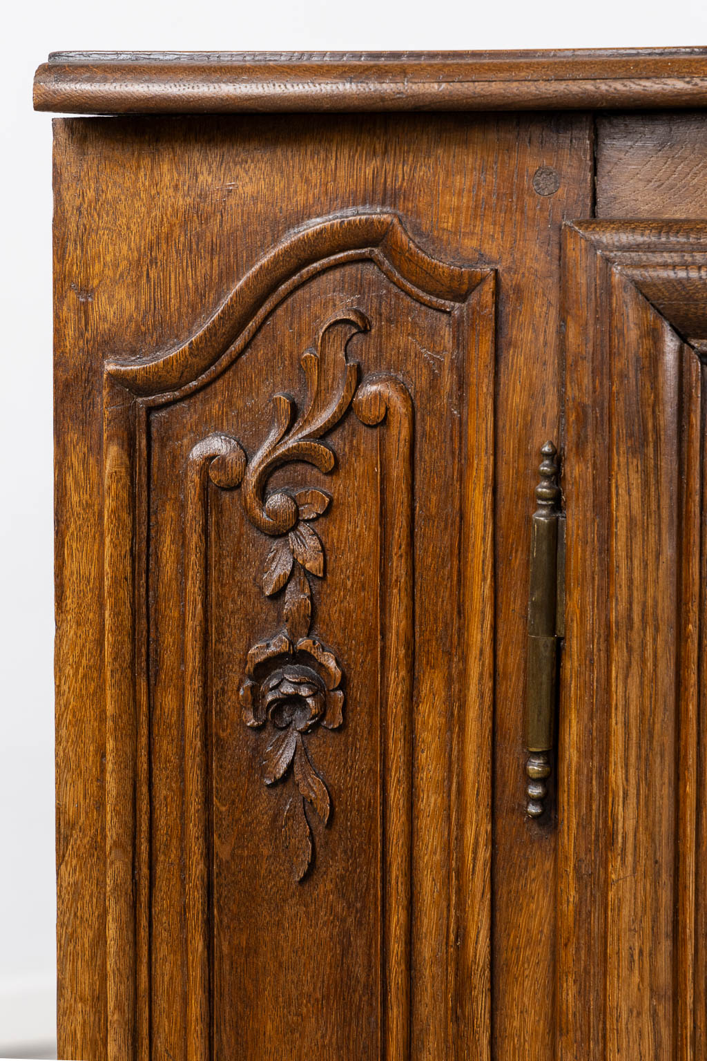 A pair of corner cabinets, sculptured oak, Louis XV stijl. 19de eeuw. (L:63 x W:63 x H:97 cm)