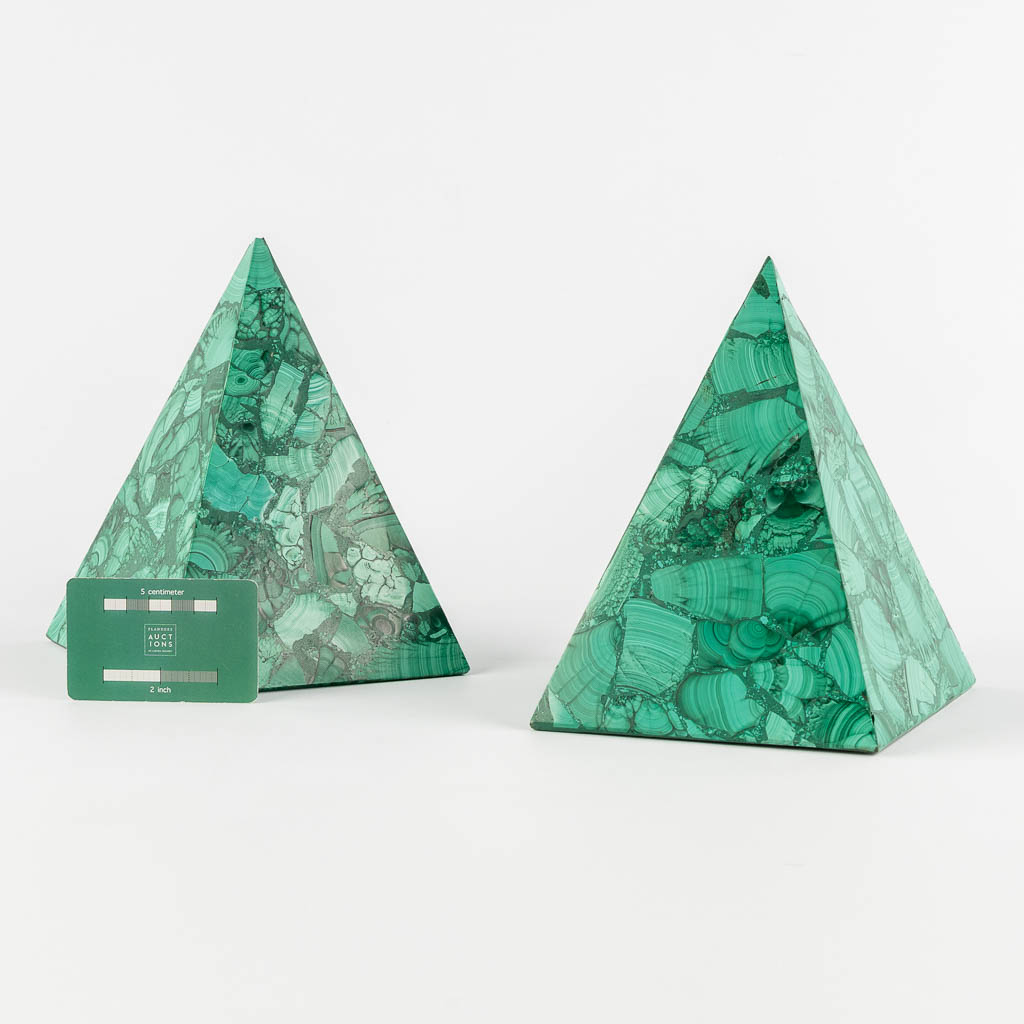 A pair of decorative Malachite pyramides. 20th C. (L:16 x W:16 x H:20,5 cm)