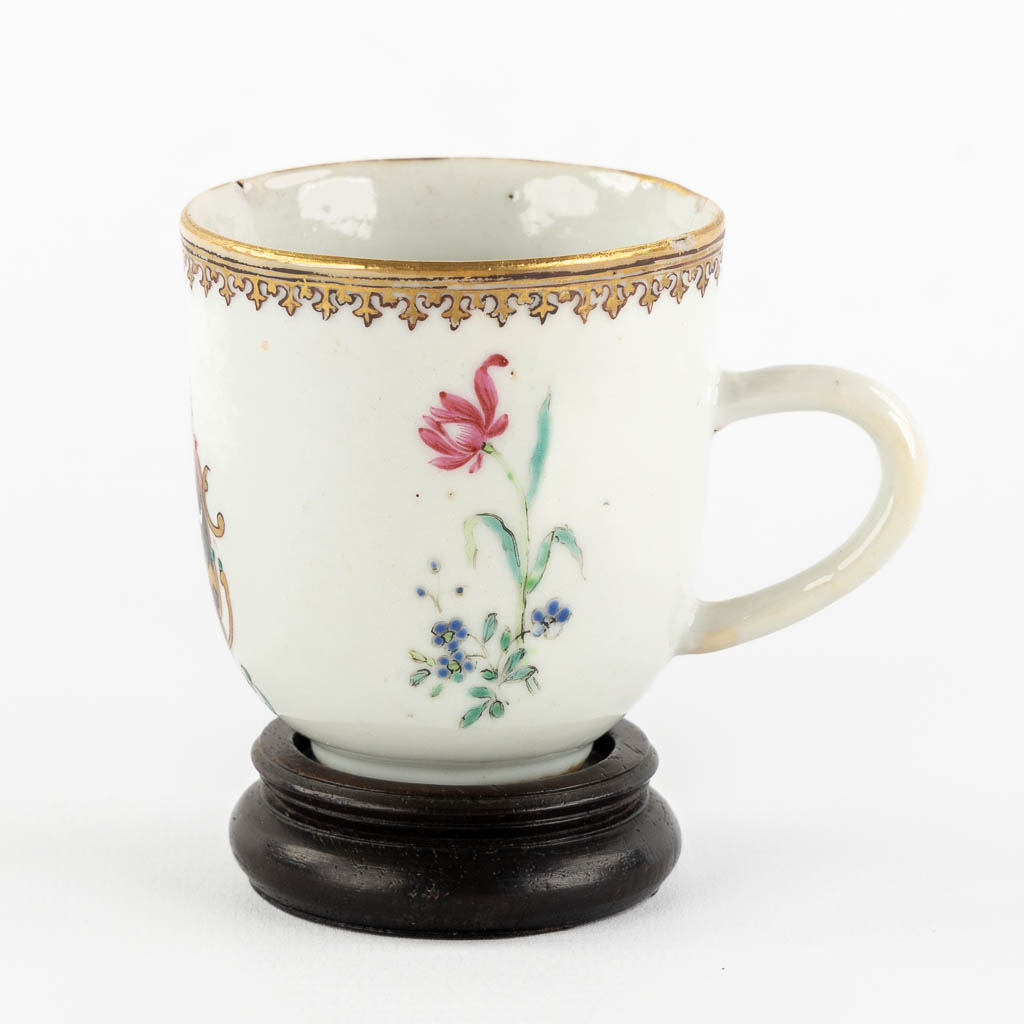 A Chinese export porcelain cup with a heraldic image, Qianlong. (L:6 x W:8,6 x H:6,5 cm)