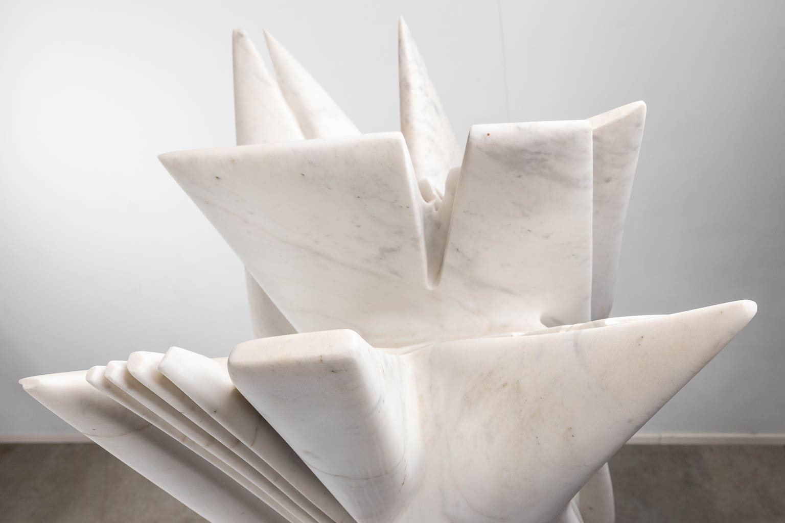 Pablo ATCHUGARRY (1954) 'Untitled' Een sculptuur in witte Carrara marmer, 2008. (L:61 x W:50 x H:226 cm)