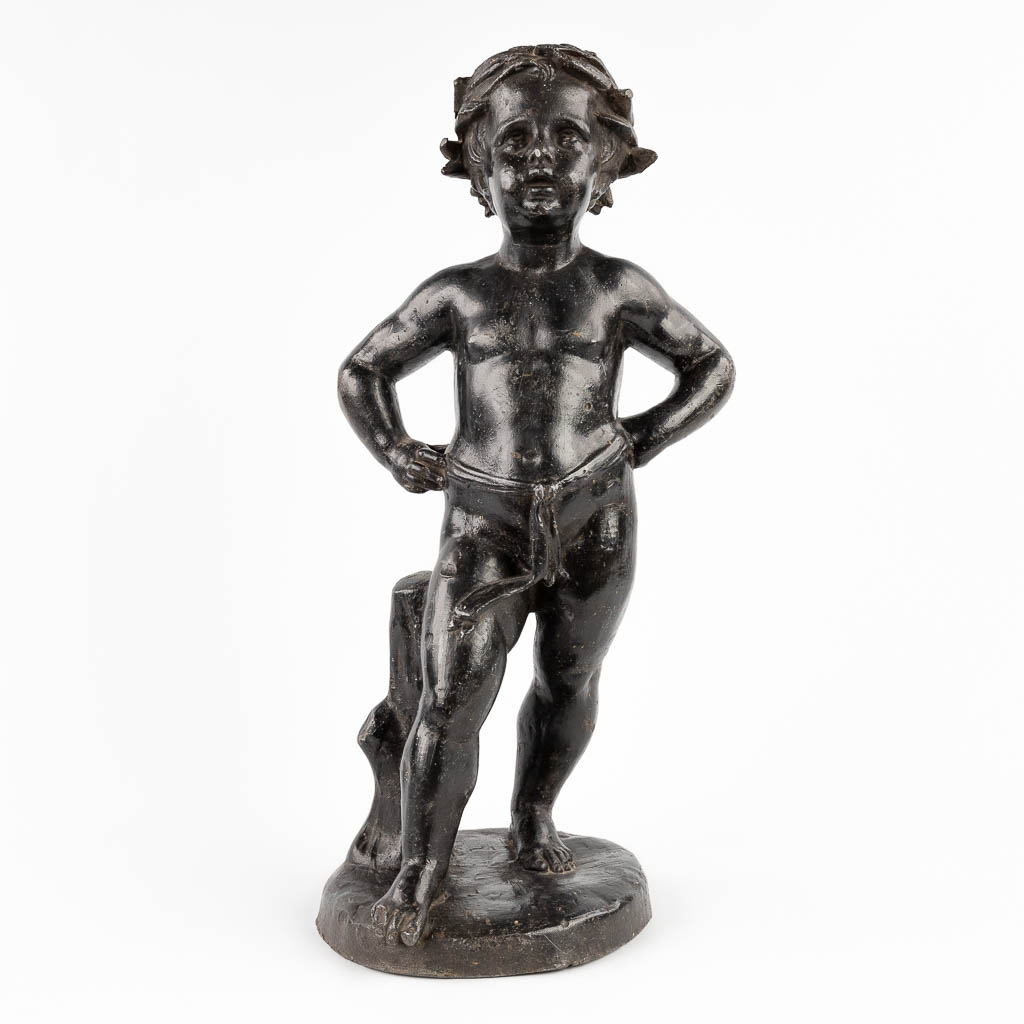 Figuur van een kind, gepatineerd lood. Circa 1900. (H:56 cm)