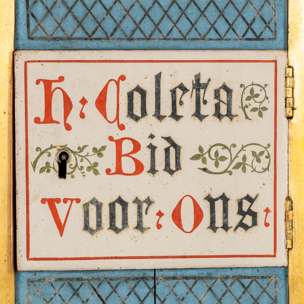 Een Schrijn, gepatineerd hout in Neogotische stijl, met attributie voor Heilige Coleta. (L:53 x W:78 x H:264 cm)