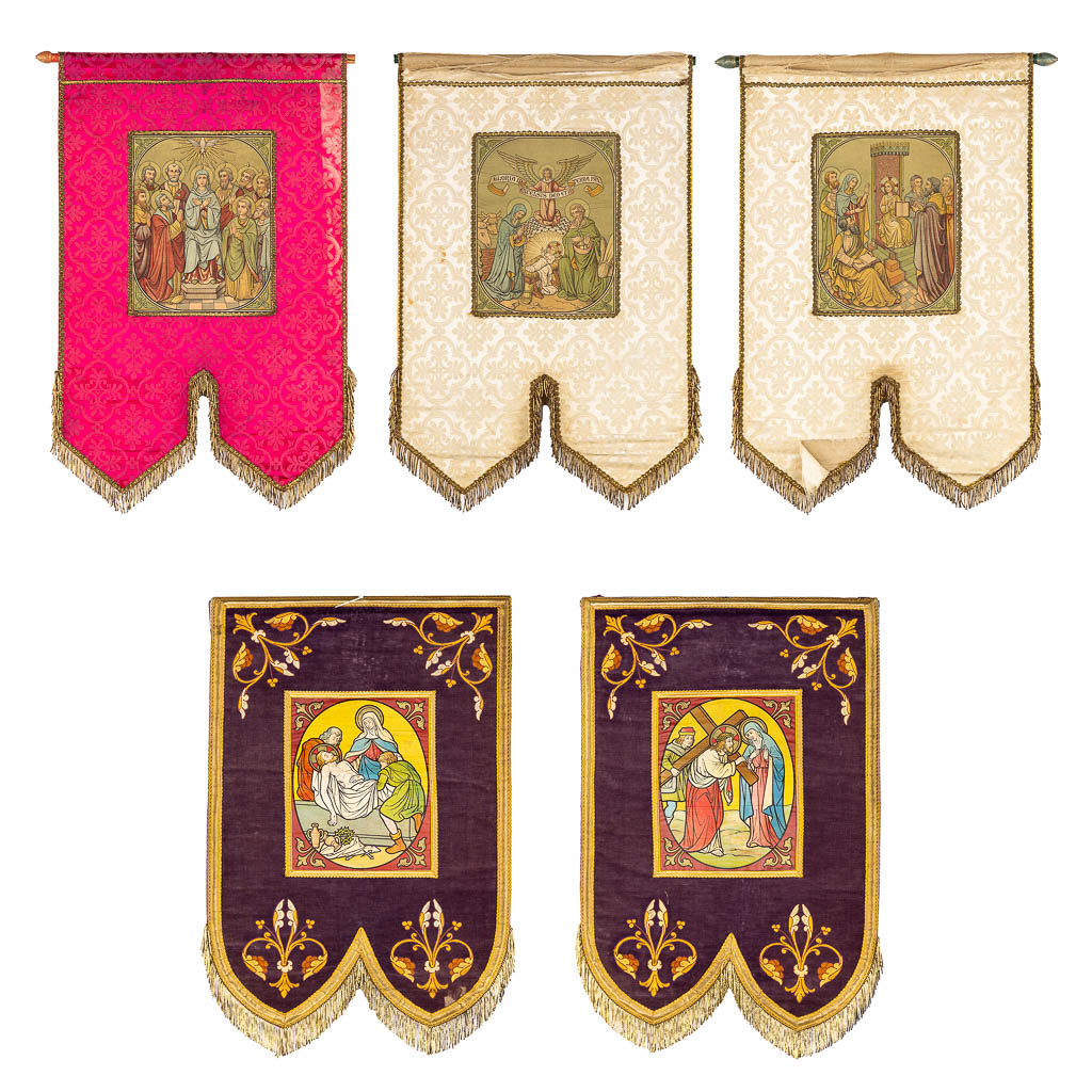 Five banners with Religious scènes, embroidred and printed. Circa 1900.