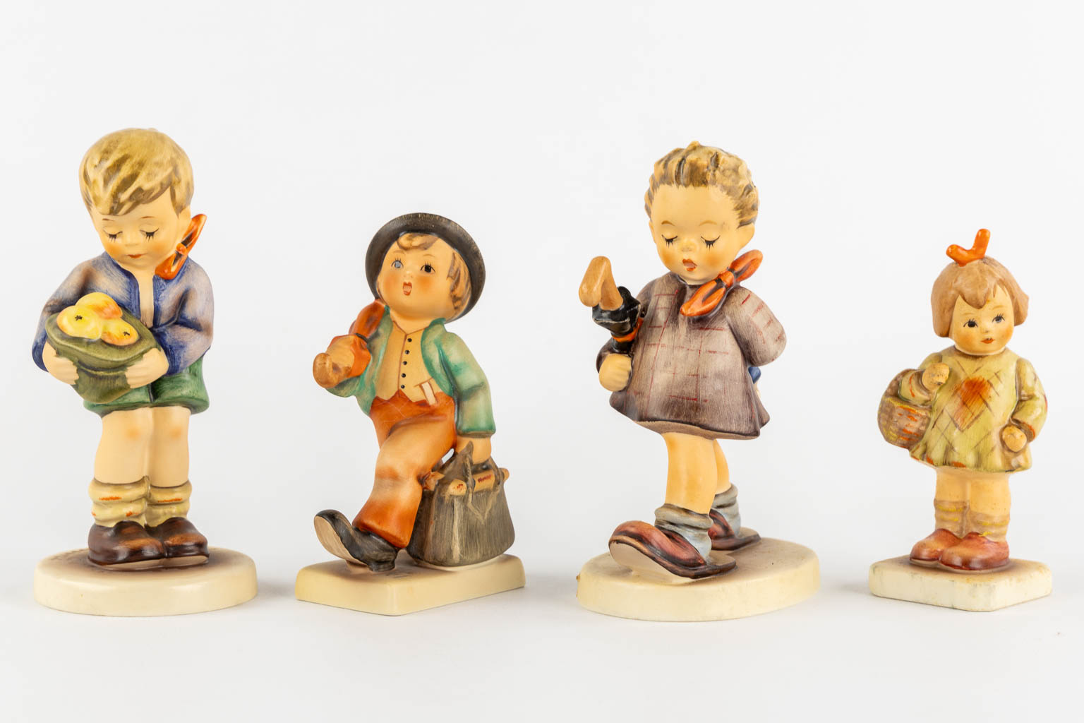 Hummel, 14 figurines. (H:18,5 cm)