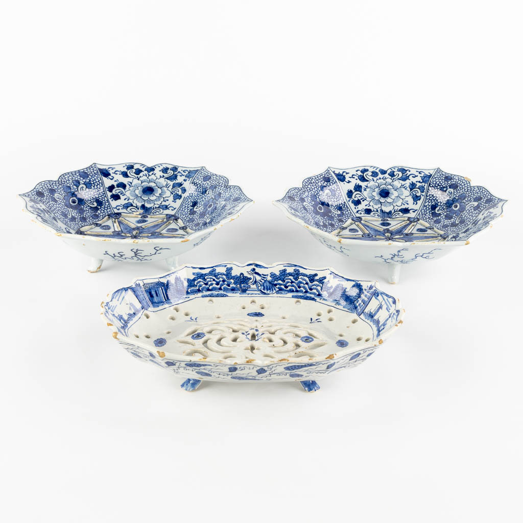 Drie antieke vergieten, Delft, Van Der Klaauw, De Metale Pot. (L:20 x W:25 cm)