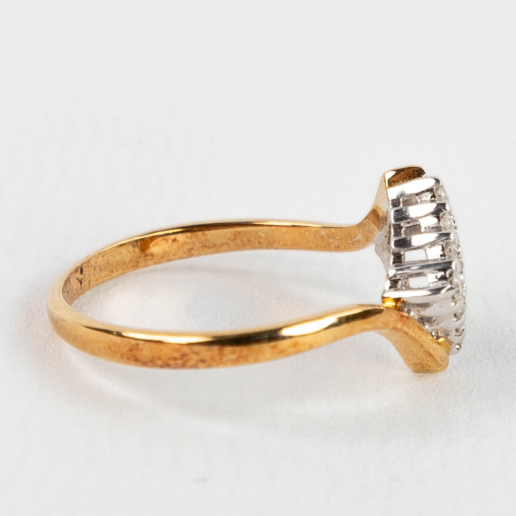 Een geel met witgouden ring, afgewerkt met 9 briljanten. 2,14g. size: 51