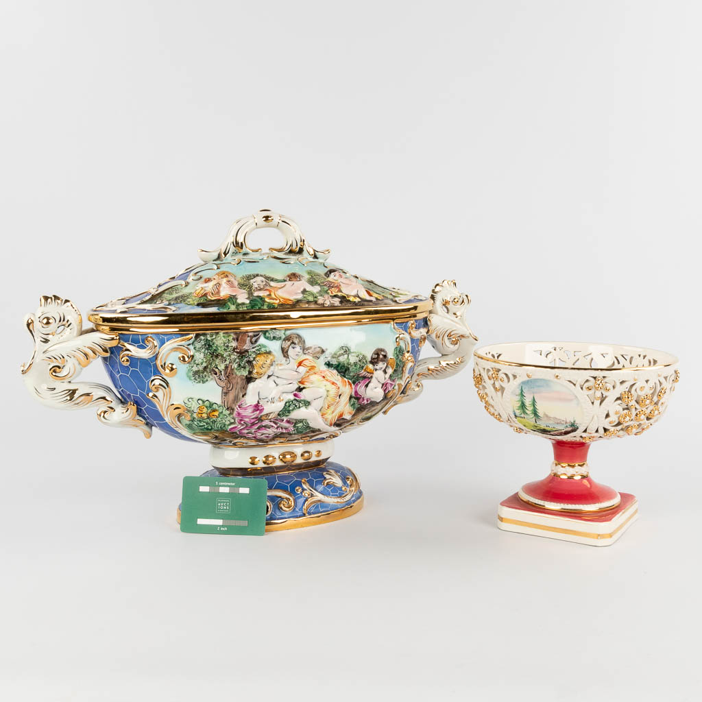 Capodimonte faience, een collectie van 2 items, Italië. Circa 1970. (L:22 x W:52 x H:32 cm)