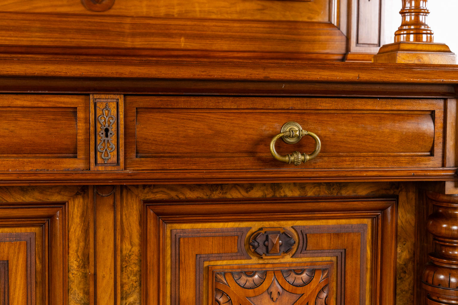 Arthur Etienne & Soeur, Bruxelles, a walnut dresser, Henry Deux. 19th C. (L:61 x W:150 x H:208 cm)