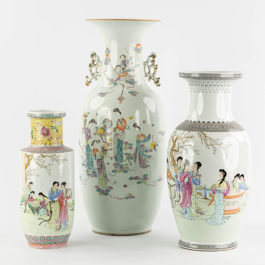 Drie Chinese vazen met decor van dames. (H:58 x D:23 cm)