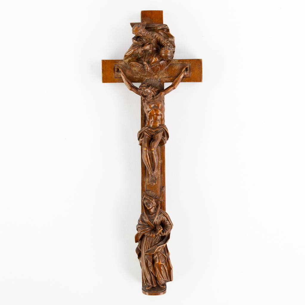 A very finely sculptured crucifix with 12 relics. 19th C. (L:3 x W:9,5 x H:26,5 cm)