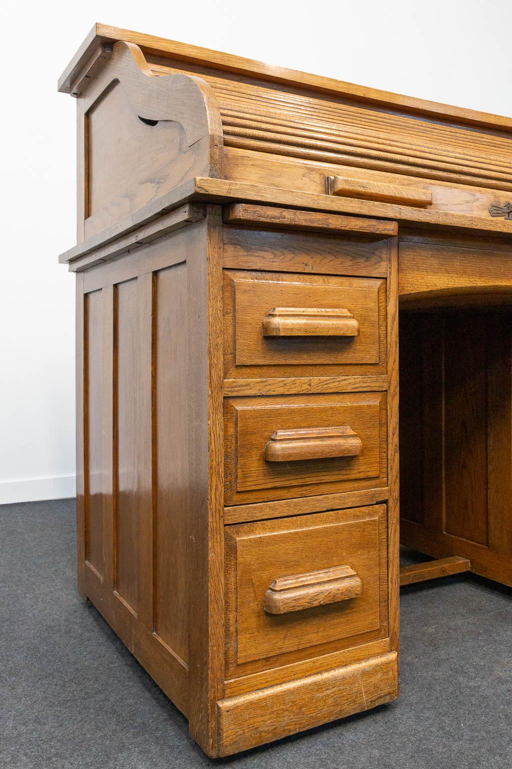 A wood American rolltop desk. (L:123 x W:75 x H:116 cm)