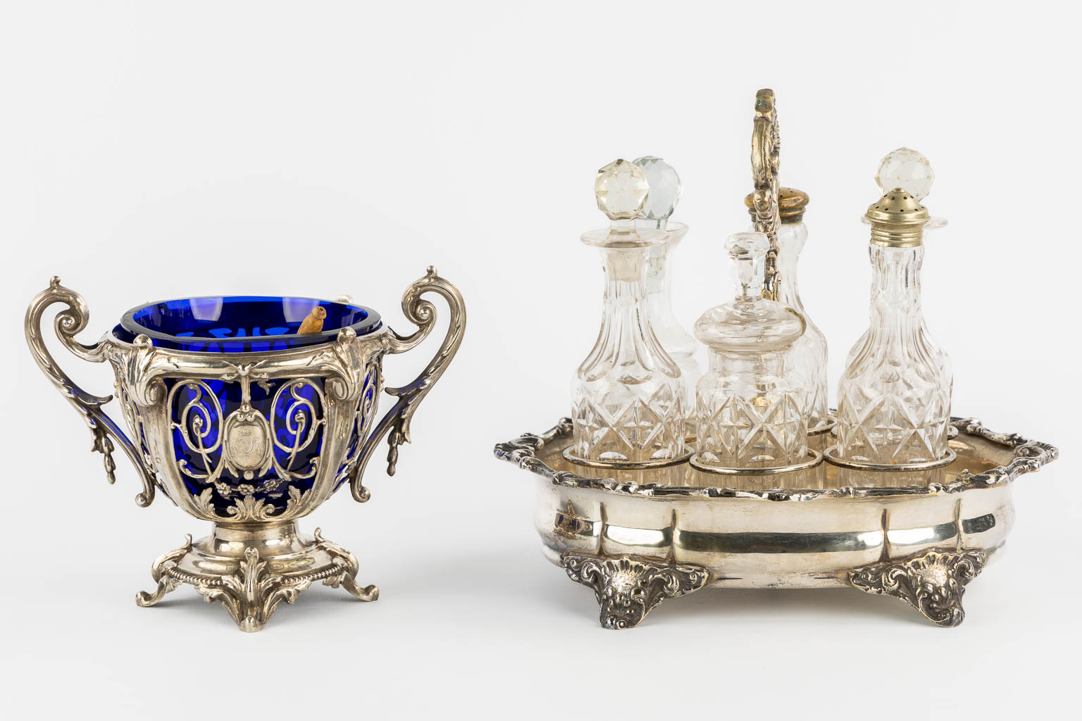 A silver and blue glass bowl. Added a silver-plated oil and vinegar set. (L:13,5 x W:20 x H:15,5 cm)