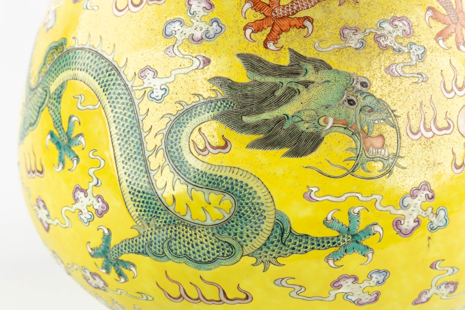 Een grote gele Chinese vaas met drakendecor, Kangxi merk. 19de eeuw. (H:47 x D:37 cm)