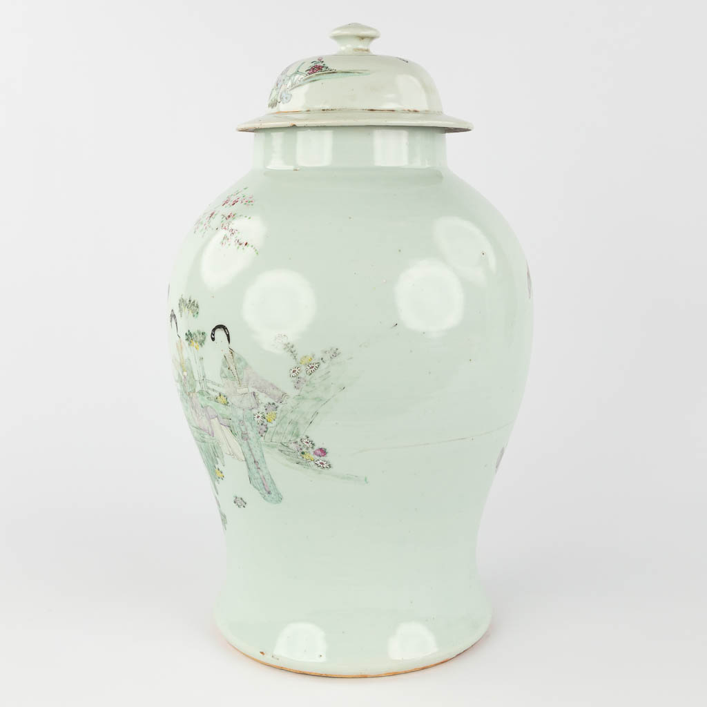 Een Chinese vaas en dekselvaas met decor van hofdames. 19de/20ste eeuw. (H: 58 x D: 23 cm)