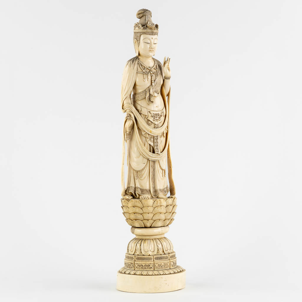 Een Japanse ivoorsculptuur van Guan-Yin, Meji periode. 4,135kg. (L:12 x W:14 x H:56 cm)