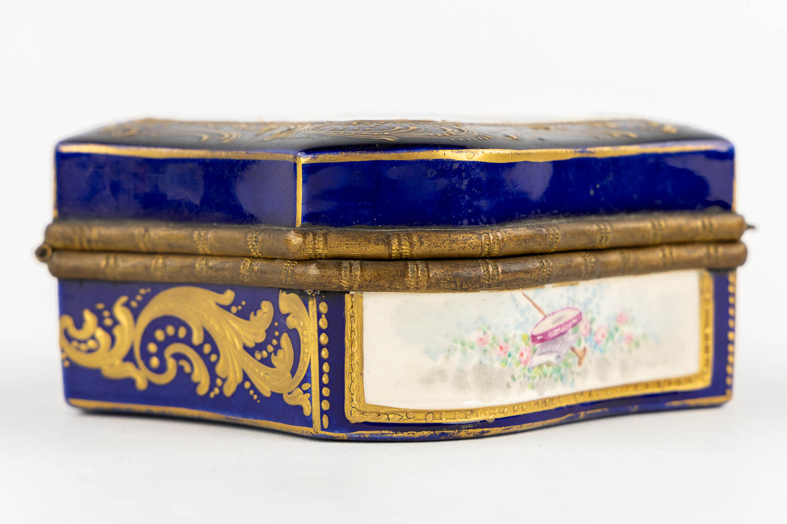 Sèvres, a polychrome porcelain jewellery box, hand-painted decor. 19th C. (L:10 x W:10 x H:5 cm)