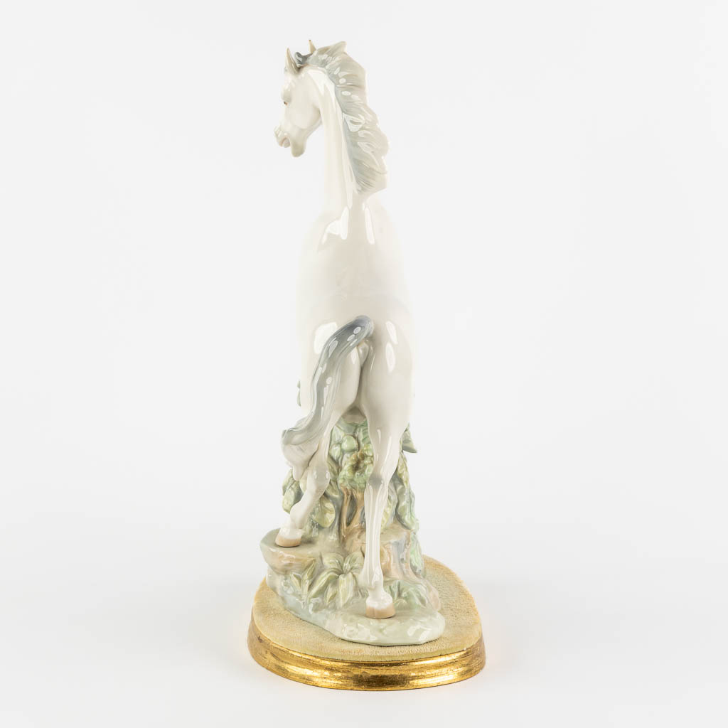 Lladro, a Horse. Polychrome porcelain. (W:33 x H:44,5 cm)