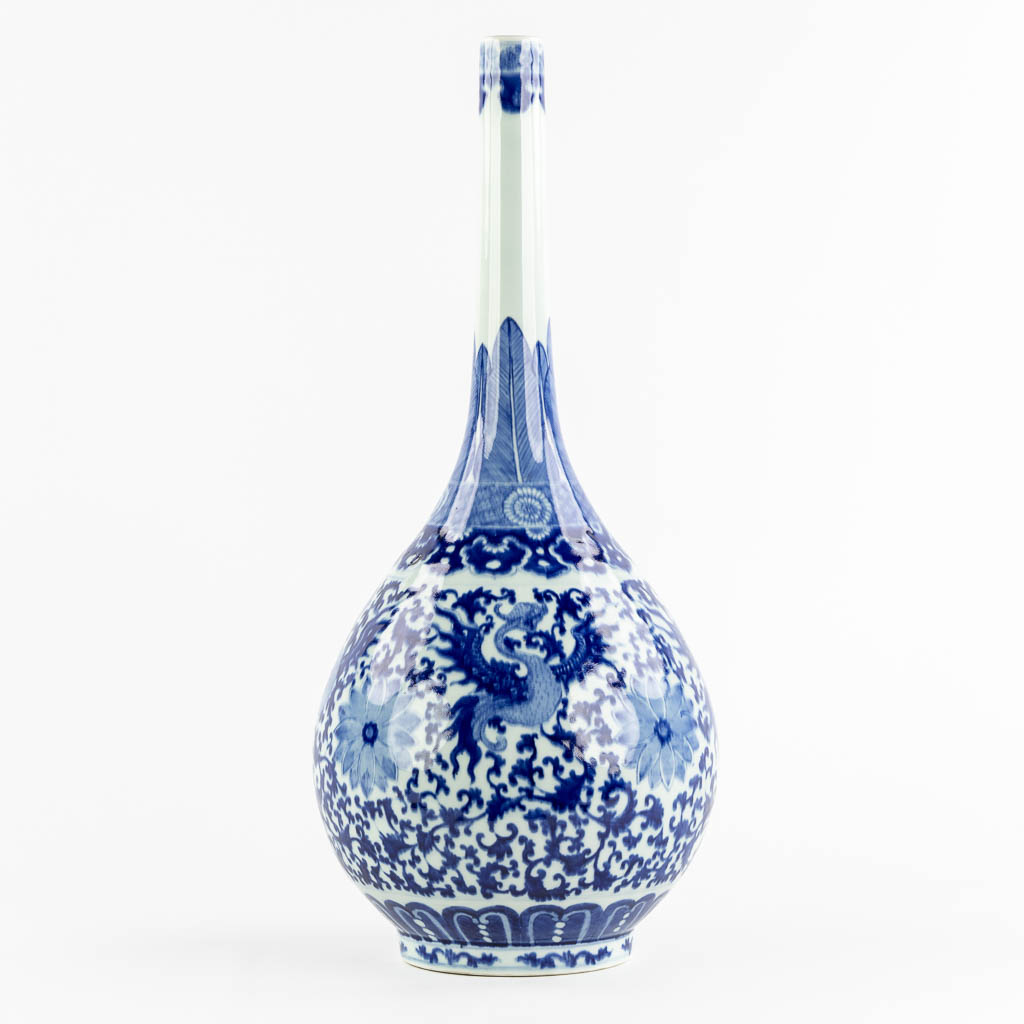 A large Chinese vase, blue-white with a floral decor. (H:61 x D:24 cm)