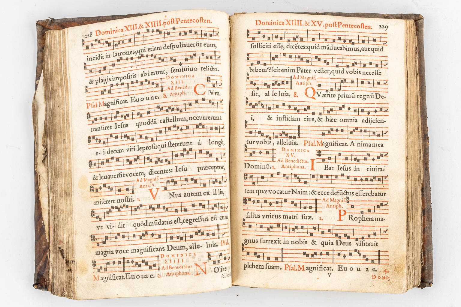 Twee Missale Romanum, 20de eeuw. Bijgevoegd 'Antiphonarium Romanum, 17de eeuw.