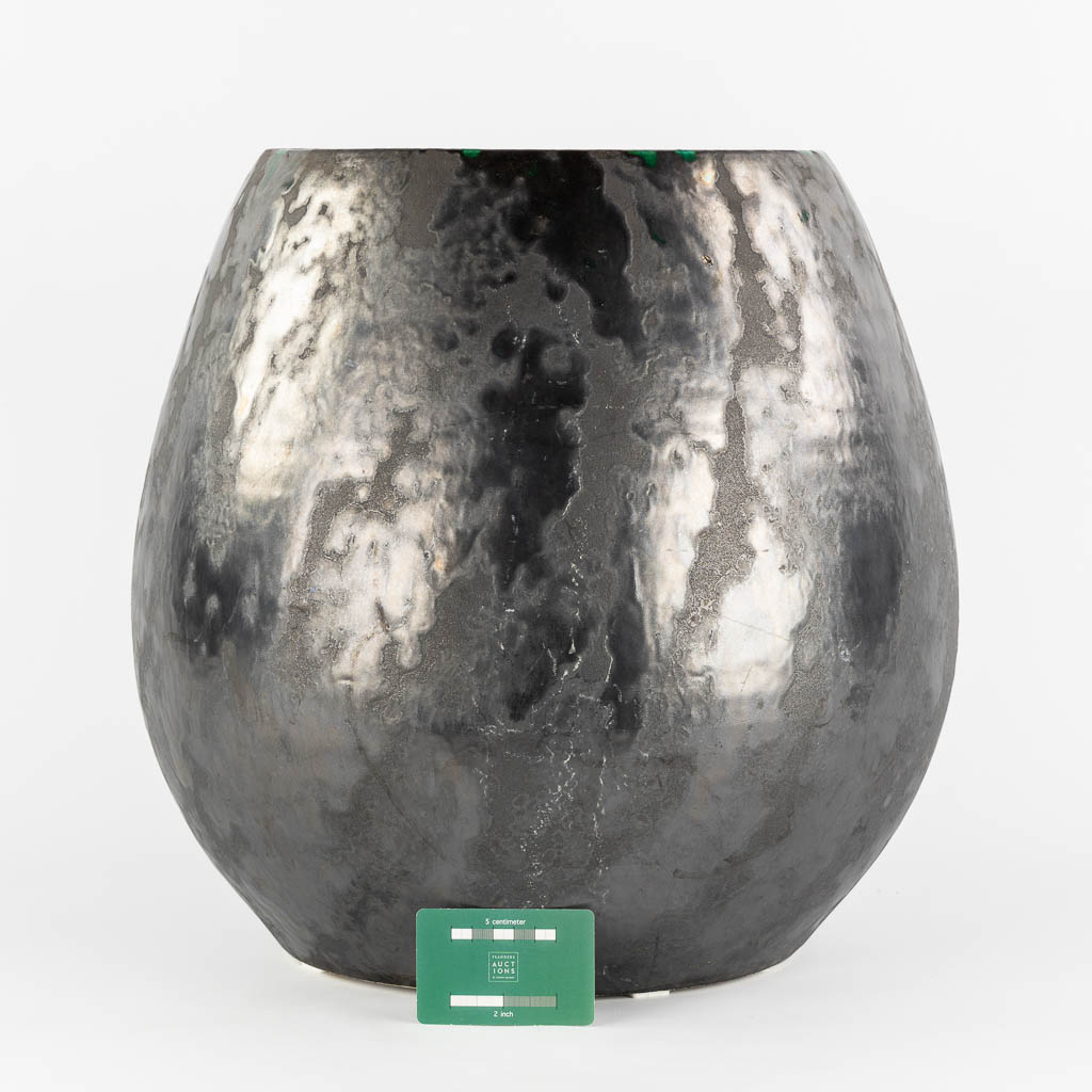 Gilbert Monteyne, a hand-turned vase. Glazed ceramics. Circa 1960. (H:42 x D:40 cm)