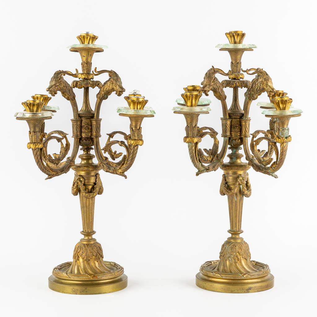 Een paar verguld bronzen kandelaars, gemonteerd met kristal, Lodewijk XVI stijl. Circa 1900. (H:51 x D:34 cm)