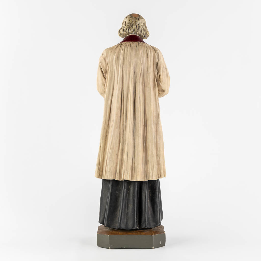 Johannes Maria Vianney, Priester van Ars, polychroom gips. (L:17,5 x W:18,5 x H:62 cm)