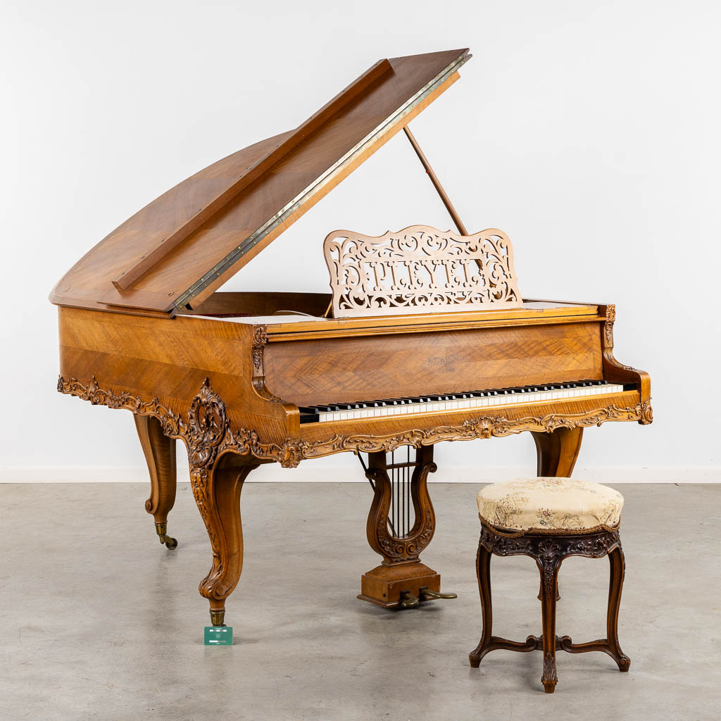 Pleyel, een vleugelpiano, gesculpteerd hout in Lodewijk XV stijl. 1913. (L:164 x W:153 x H:98 cm)