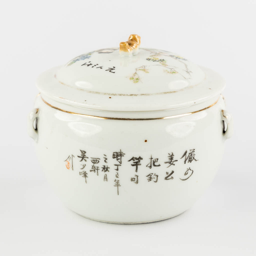 Een Chinese porseleinen schaal met deksel, decor met vissers. (H:12 x D:14,5 cm)