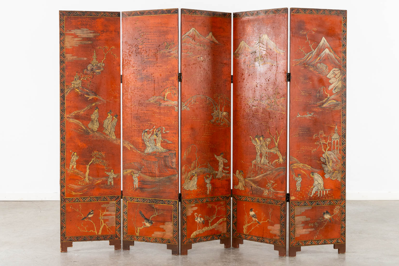 Een 5-delig Chinees kamerscherm, handgeschilderd landschapsdecor. Circa 1920. (W:180 x H:143 cm)