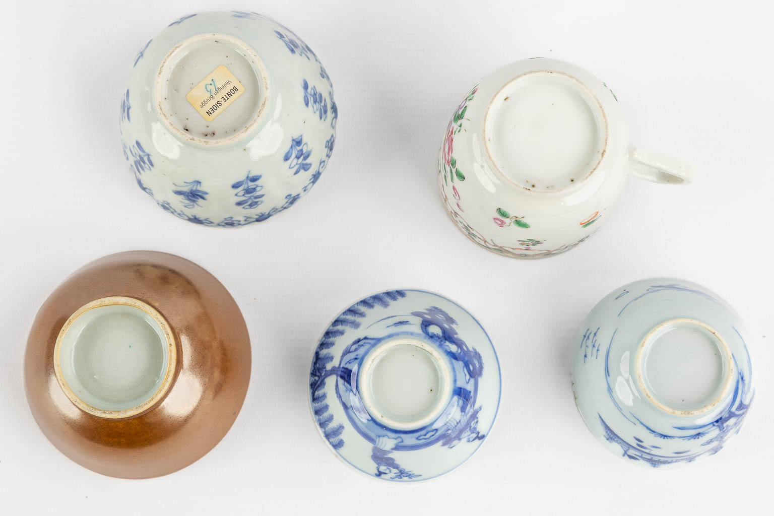 Een collectie Chinees en Japans porselein, Imari, Blauw-wit en Famille Rose. (D:23,5 cm)