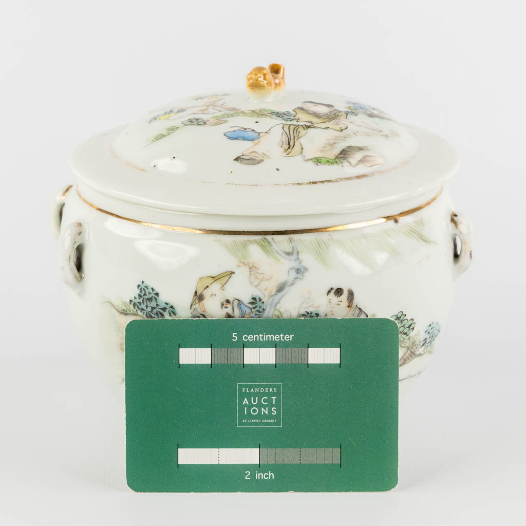 A Chinese porcelain bowl with a lid, Fisermen decor. (H:12 x D:14,5 cm)