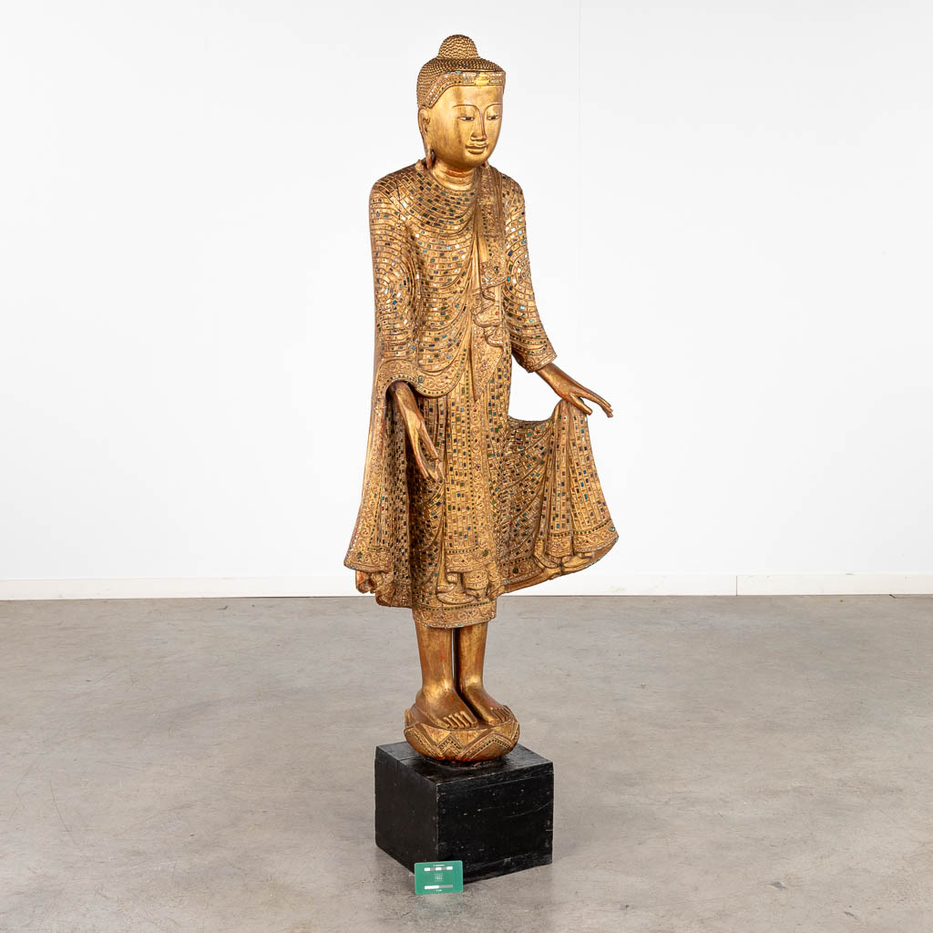 A large and Oriental buddha, wood-sculptured. (D:26 x W:55 x H:150 cm)