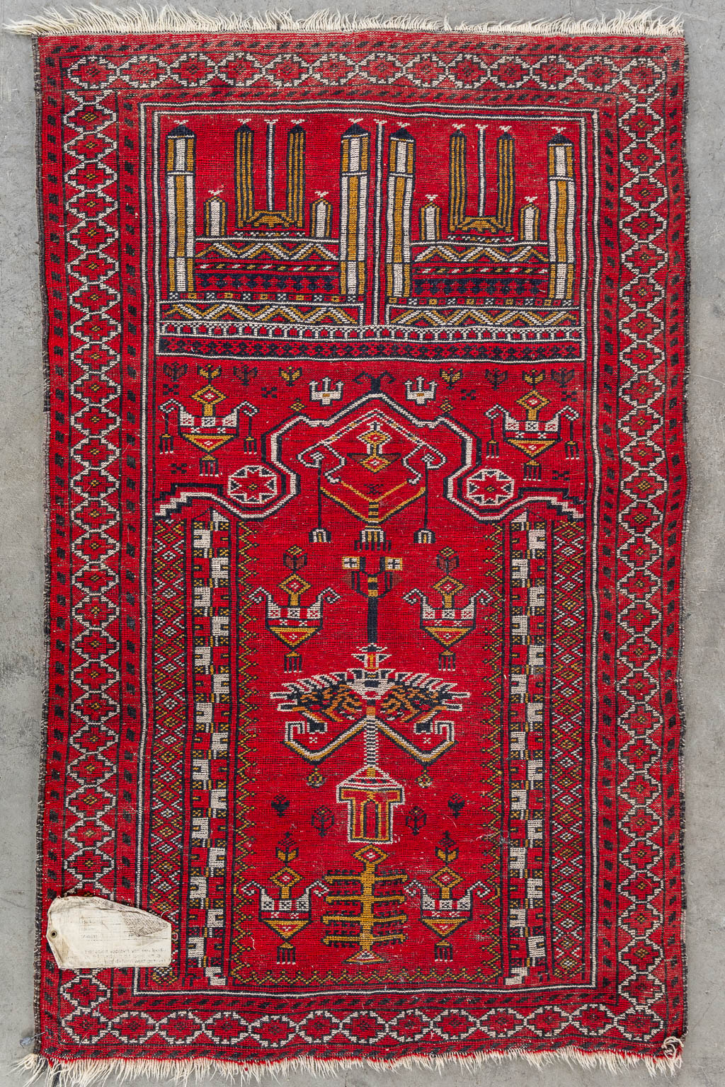 A hand-made carpet. (L:130 x W:83 cm)