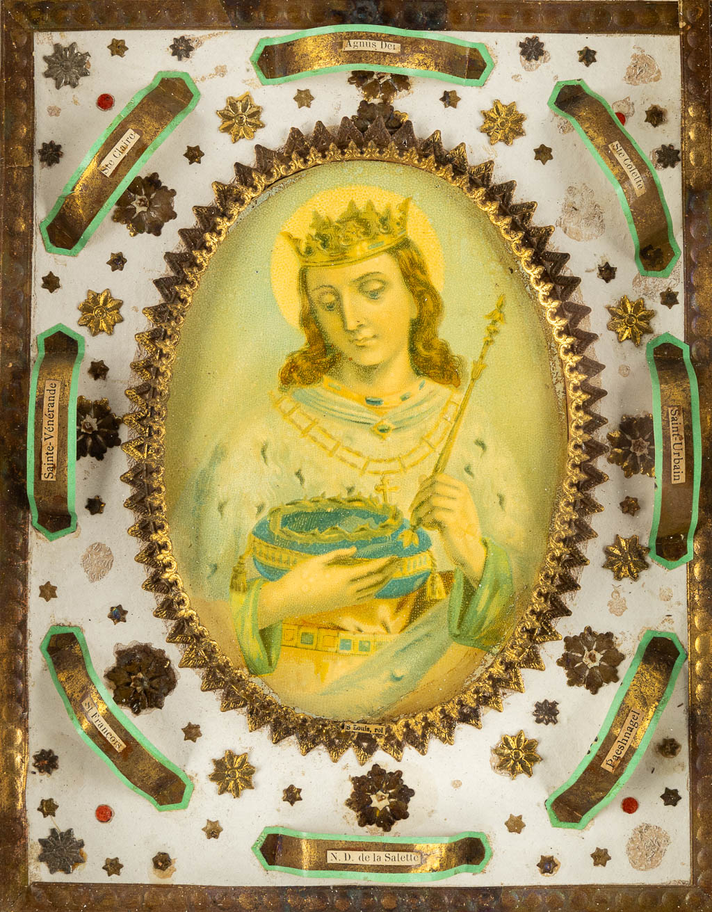 A vintage reliquary frame with 8 relics, in the middle an image of 'Saint Louis, Roi'. (W:25 x H:30 cm)